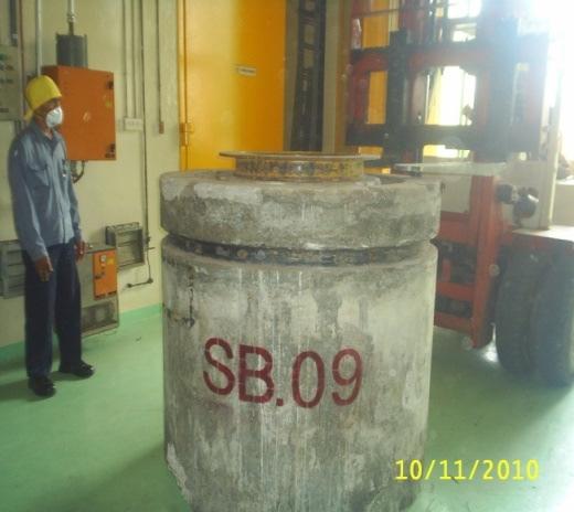 Jika shell beton 350 liter telah penuh, kemudian ditutup selanjutnya diukur laju paparan radiasi pada kontak permukaan shell dan pada jarak 1 m dari permukaan.