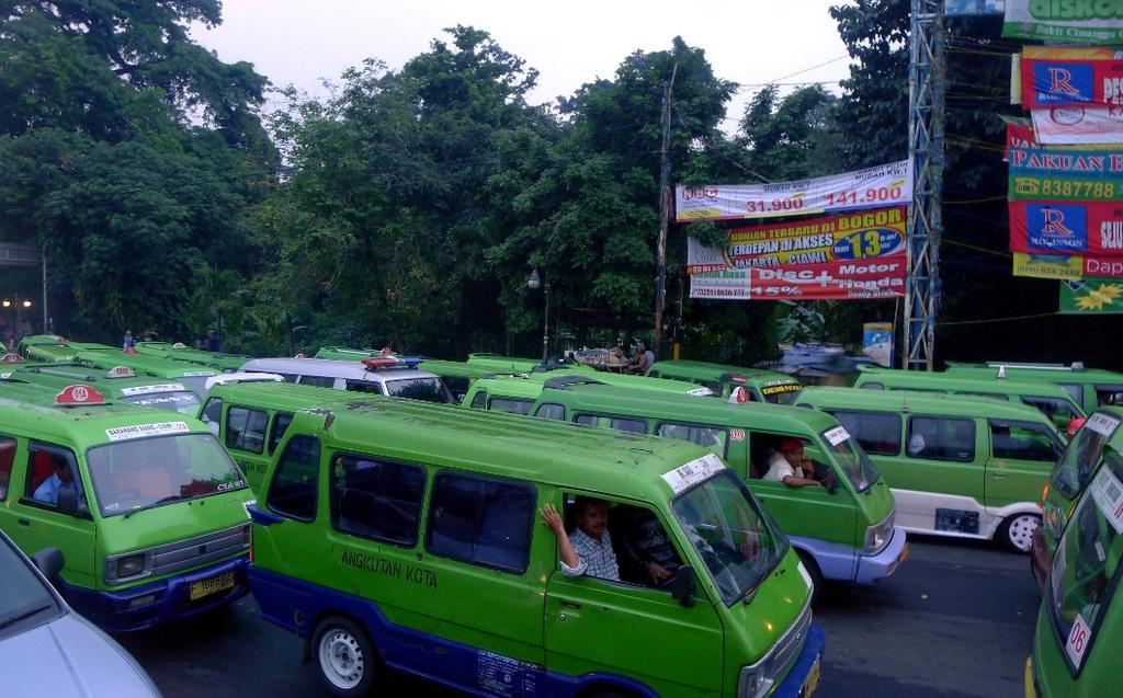 Salah satu ciri khas Bogor - Angkutan Umum Letak Kota Bogor terletak di antara 106 43 30 BT - 106 51 00 BT dan 30 30 LS 6 41 00 LS serta mempunyai ketinggian rata-rata minimal 190