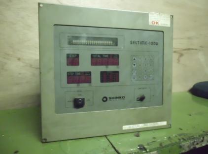 Pada main panel/panel operator terdapat chart recorder untuk record data proses, timer proses (Seltime-1000) untuk kontrol proses curing dan sederetan selector switch dan push button untuk sistem