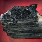 Albite NaAlSi 3 O 8, Mineral ini menunjukkan warna putih, sistem kristal triklin, belahan 3 arah, pecahan tidak rata konkoidal, kilap kaca, cerat putih.