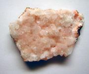 10. Heulandite (Ca,Na) 2-3 Al 3 (Al,Si) 2 Si 13 O 36 12H 2 O, Mineral ini menunjukkan warna putih pink, sistem kristal monoklin, belahan 1 arah, pecahan subkonkoidal tidak rata, kilap kaca, cerat