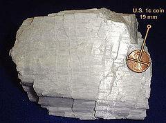 18. Wollastonite (CaSiO 3 ), Mineral ini menunjukkan warna putih, sistem kristal triklin, kilap kaca, belahan sempurna 3 arah, pecahan tidak rata, cerat putih dan menunjukkan bentuk tabular.