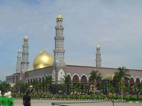 Gambar 1.1. Masjid Kubah Emas di Depok 2. Masjid Istiqlal di Kota Jakarta Masjid Istiqlal adalah masjid negara Republik Indonesia yang terletak di pusat ibukota Jakarta.