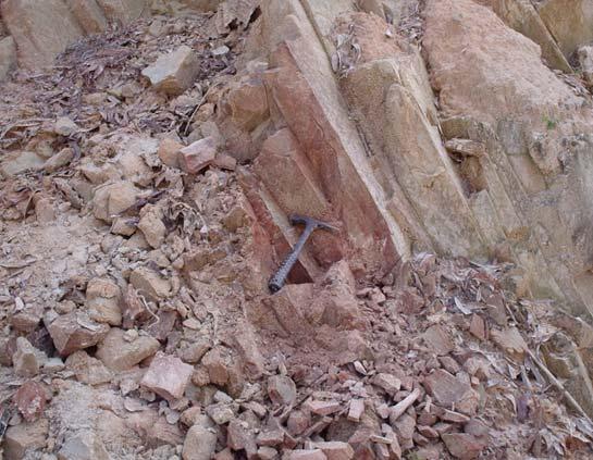 Batuan beku dasit secara megaskopis telah banyak mengalami pelapukan. Identifikasi batuan beku berdasarkan kekar kolom (columnar joint) yang intensif.