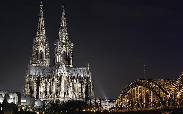 Gambar 4. Pada malam hari dengan desain pencahayaan, Katedral Koeln mampu hadir secara dominan melalui detail dan ornamen serta latar belakang langit yang gelap. Sumber: www.telegraph.co.