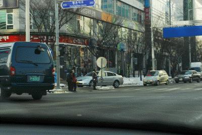 Memperhatikan gerakan pejalan kaki. 정답 :,, () Mobil sedang belok kiri mengikuti mobil depan di jalur persimpangan tanpa lampu lalu lintas. Dua cara menyetir yang paling aman adalah?