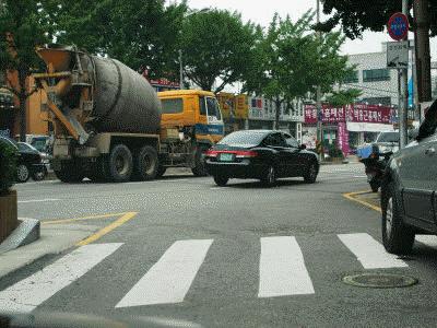 정답: ① Waspada terhadap kendaraan yang diparkir di kanan depan, karena kendaraan tersebut bisa mulai melaju kapan saja.