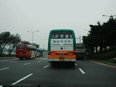 정답 :,, (99) Hendak mendahului bus di depan. cara berkendara paling aman adalah? Mendahului lewat sebelah kanan mobil depan. Mendahului lewat sebelah kiri mobil depan.
