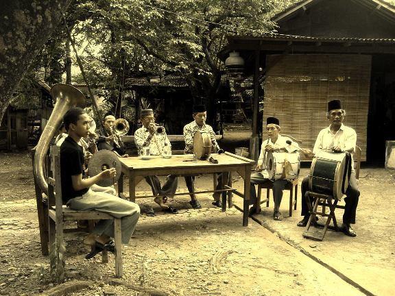BAB II KESENIAN TANJIDOR II.1. Pengertian Tanjidor Tanjidor adalah grup musik tradisional yang berasal dari Betawi yang sudah sangat dikenal oleh masyarakat khususnya masyarakat Betawi.