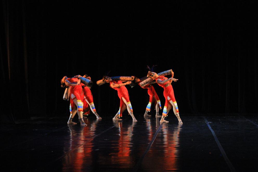 Gambar 42. Adegan tiga, lima penari dengan sikap motif Kayang (Foto: Jhusinsu, 2014) 5.