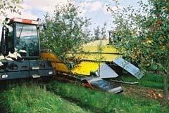 Alat panen jeruk di Amerika (sumber: http://teleoscope.blogspot.com) Mekanisme dengan menggoncangkan cabang-cabang tanaman dapat juga disebut dengan metode penyisiran.