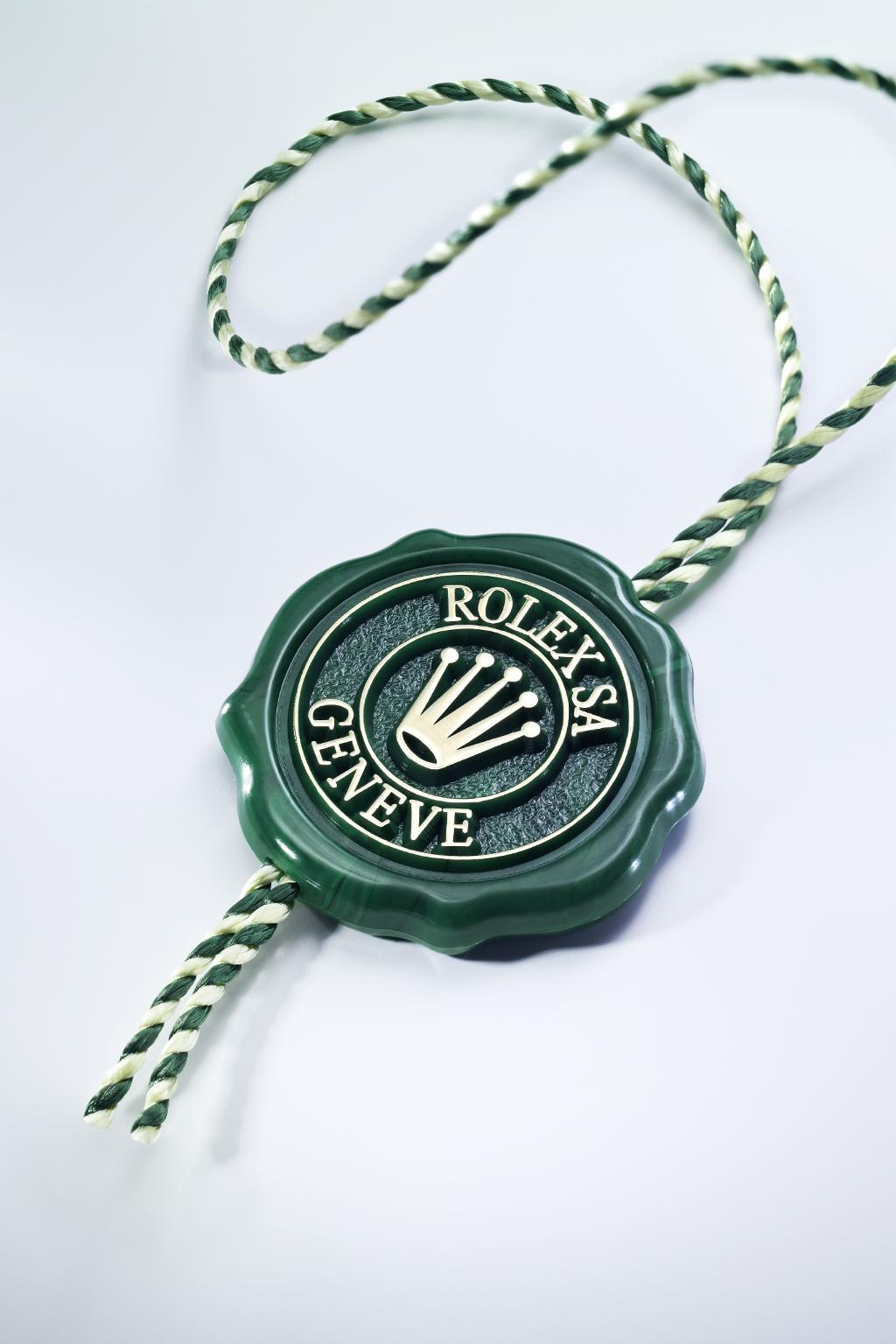 Fitur KRONOMETER SUPERLATIF Segel hijau yang menyertai setiap jam tangan Rolex adalah simbol statusnya sebagai Kronometer Superlatif.