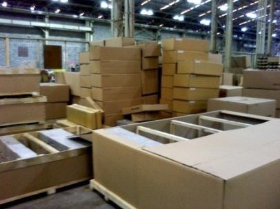 Gambar di bawah ini memperlihatkan kondisi eksisting gudang penyimpanan box delivery PT. Dirgantara Indonesia. Gambar I.1 Kondisi Gudang Box Delivery PT.