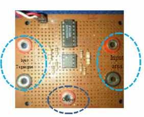 Hal ini diperlukan untuk mengukur tegangan setiap saat. Sensor tegangan ini dihasilkan berupa sinyal tidak sinusoidal dimana outputnya menjadi 5 Vdc. Tegangan ini diteruskan ke ADC mikrokontroler.