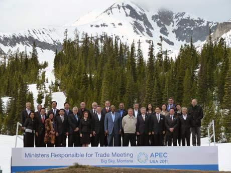 andcooperation. Ekonomi APEC sepakat mendukung dipercepatnya penyelesaian DDA. Para Menteri menyatakan agar KTM ke-8 tersebut dapat diarahkan pada isu-isu yang dapat disepakati penyelesaiannya.