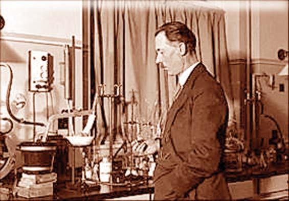 Pada tahun 1923, Johannes Nicolaus Bronsted dari Denmark dan Martin Lowry dari Inggris masing-masing mengemukakan definisi protonik asam-basa yang kemudian dikenal dengan nama kedua ilmuwan ini.