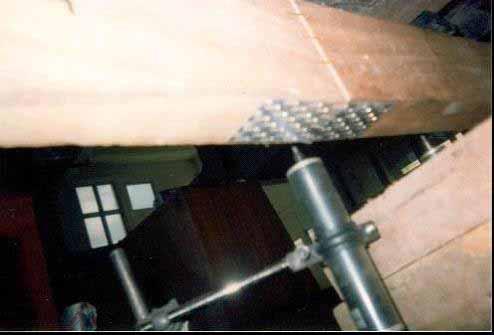 Kerusakan sambungan atas bawah berupa robeknya alat sambung claw nail plate pada daerah tarik atau bagian bawah balok dan menekuknya claw nail plate pada bagian atas.