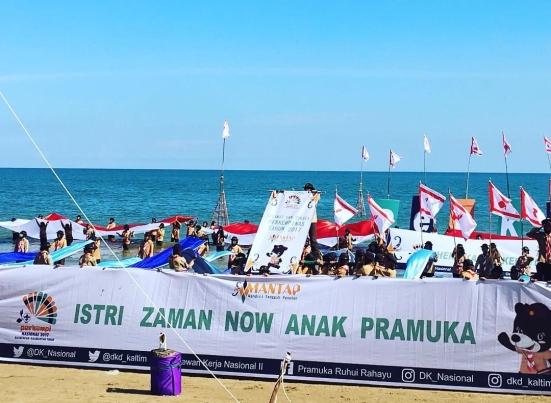 peserta Perkempinas di Pantai Manggar, Balikpapan, Kalimantan Timur, Senin (20/11/2017).