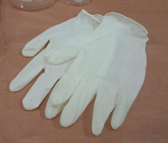 32 3. Sarung tangan lab untuk menjaga