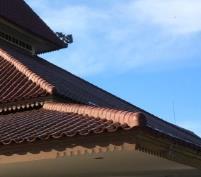 ciri khas arsitektur tradisional Jawa khusunya pada rumah joglo khas betawi yang terletak pada bagian lisplang.