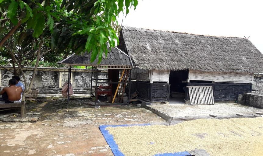 yang dilakukan di lingkungan Suku Dayak Losarang dari pukul 09.00 WIB hingga pukul 13.00 WIB yang dilakukan anggota Suku Dayak Losarang dengan membentuk Lingkaran.