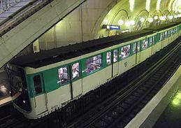 24 Gambar 2.3. Métro de Paris Métro de Paris merupakan kereta api listrik yang beroperasi di kawasan Paris dan memiliki jalur bawah tanah serta jembatan sendiri.