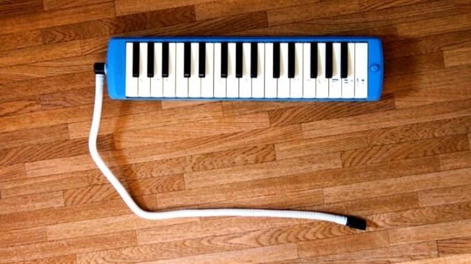 2. PIANIKA Nah, alat musik yang satu ini bentuknya mirip keyboard, adalah cara memainkannya. Kalau keyboard cukup ditekan langsung keluar bunyinya karena memakai listrik.