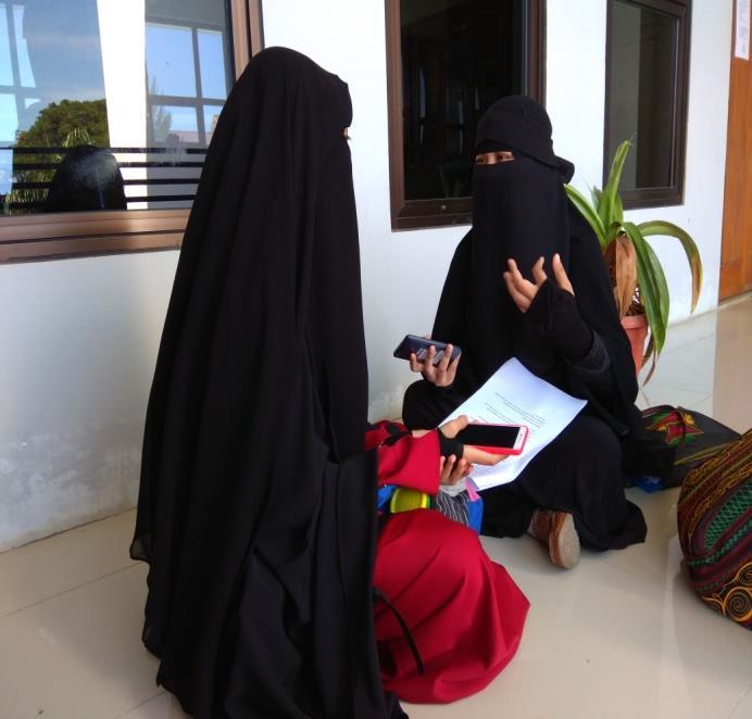 melakukan wawancara terhadap mahasiswi bercadar asal Aceh fakultas Syari`ah dan