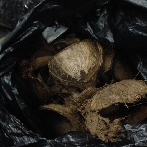 18 3.4 Bahan Baku Bahan baku yang digunakan dalam penelitian ini adalah limbah plastik LDPE dan tempurung kelapa. Bahan baku diperoleh dari kampung nelayan kabupaten cilacap selatan. 3.5 Alat