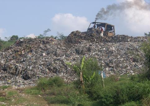menghasilkan bahwa di tahun 28 jumlah sampah yang dihasilkan oleh penduduk di kawasan ini adalah sebanyak 2.515 m 3 /hari atau 7.487.81 m 3 / tahun.