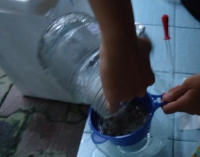 Merendam kulit ikan Lele Sangkuriang dalam 0,5 M asam asetat