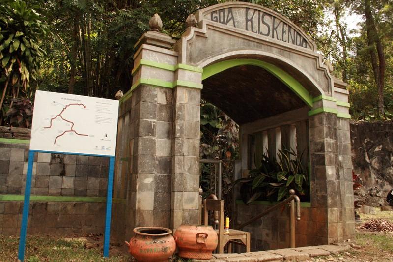 Goa Kiskendo terdapat di Desa Jatimulyo, Kecamatan Girimulyo Kabupaten Kulon Progo Yogyakarta.