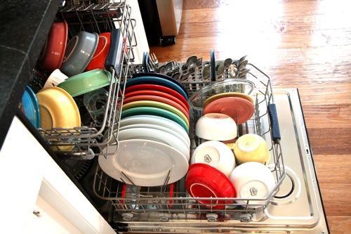 Mesin Pencuci Pinggan Pastikan anda membilas sebarang sisa makanan di atas pinggan, mangkuk atau cawan sebelum meletakkannya di dalam mesin pencuci pinggan.