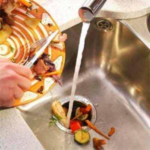 Pelupusan Sampah Buka paip air untuk memastikan air mengalir semasa membuang sisa makanan ke saliran pelupusan sampah.