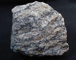 3). Gneiss Merupakan batuan yang terbentuk dari hasil metamorfosisme batuan beku dalam temperatur dan tekanan yang tinggi.