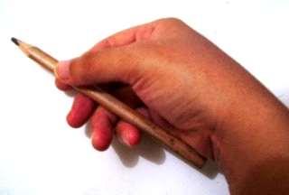 Memegang pensil antara ibu jari diatas dan 4
