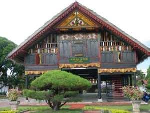1. NAD Tarian Tradisional : Tari Serampang Dua Belas, Tari Tor-tor Rumah Adat : Rumoh Aceh/Krong Bade Senjata Tradisional : Piso Surit Lagu