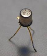 Transistor bipolar biasanya digunakan sebagai saklar elektronik dan penguat pada rangkaian elektronika digital. Transistor memiliki 3 terminal.
