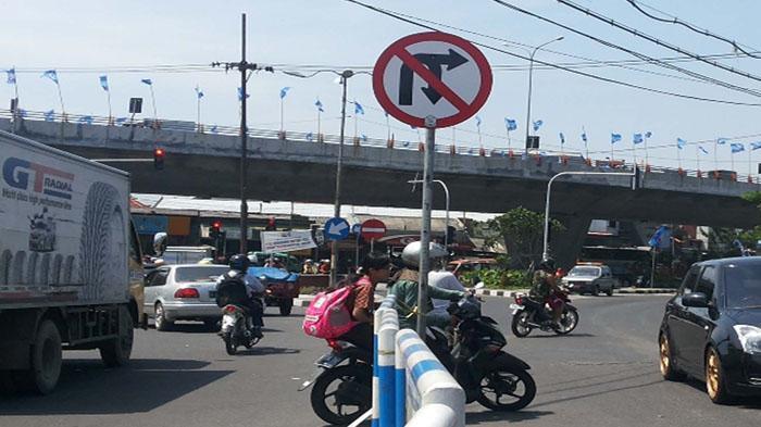 Gambar 1.5 Pelanggaran rambu lalu lintas di persimpangan Jl. Pasar Kembang Sumber : Suvey sekunder 2016 (www.surya.co.