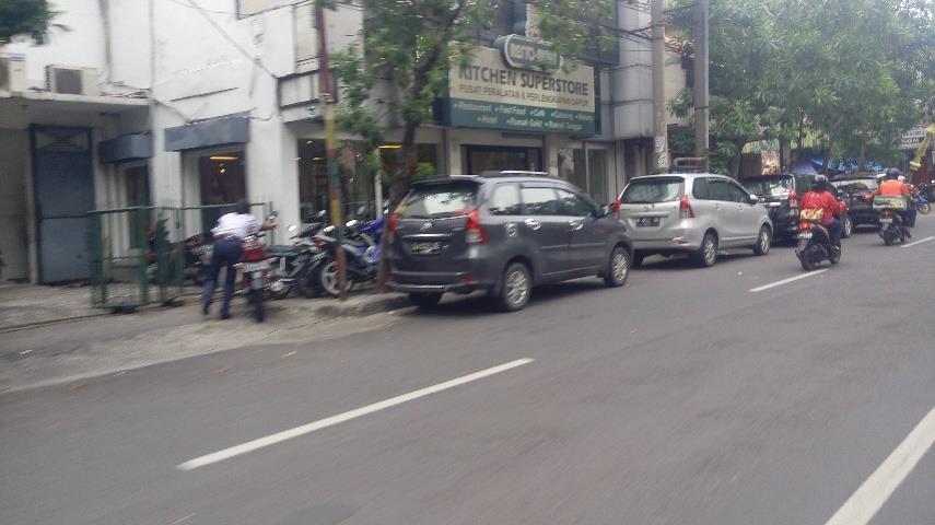 badan jalan di Jalan Manyar Kertoarjo, sudah dalam kategori meresahkan, munculnya parkir on street dipicu oleh kurangnya ketersediaan lahan parkir di kawasan tersebut. Dalam Perda Kota Surabaya No.