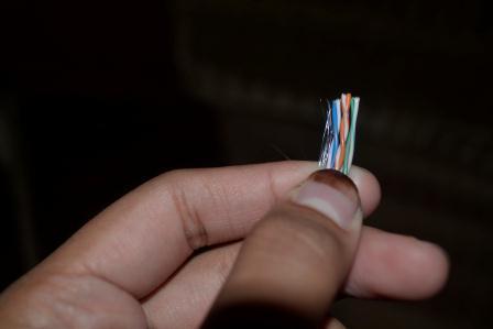 STRAIGHT Kupas ujung kabel sekitar 2 cm, sehingga kabel kecil berwarna
