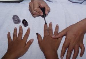 ) Bersihkan cat kuku dengan kapas yang dibubuhi acelon/nail remover.