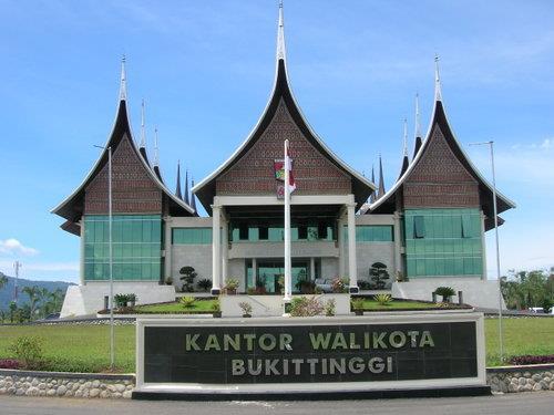 Pemerintahan Pusat Pemerintahan Kota Bukittinggi terletak di Bukit Gulai Bancah. Gedung Balaikota Bukittinggi ini diresmikan oleh Me