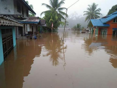 Source: - http://pontianak.tribunnews.com/2017/08/30/puluhan-rumah-warga-di-ketapang-diterjangbanjir-setinggi-25-meter http://pontianak.tribunnews.com/2017/08/30/akses-jalan-darat-lumpuh-ratusan-keluargajadi-korban-banjir Group Whatsapp BPBD Provinsi Kalimantan Barat II.
