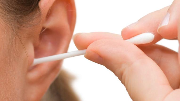 Tips Menjaga Kesehatan Telinga 1Bersihkan telinga dengan cara yang benar Kebanyak orang mungkin beranggapan bahwa membersihkan telinga dengan cotton bud secara rutin merupakan hal yang baik.