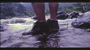 03 Sepatu di atas batu sungai