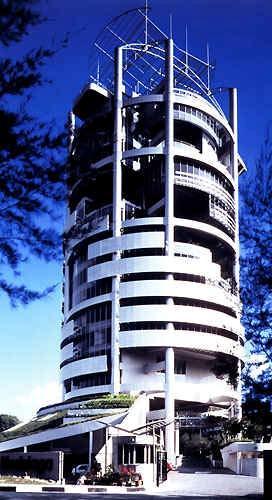 pengkondisian udara. Gambar 2.1 Menara mesiniaga, Kuala lumpur Bangunan ini dirancang dengan tetap mempertahankan konsep ramah lingkungan dan dapat menyesuaikan diri dengan lingkungan.