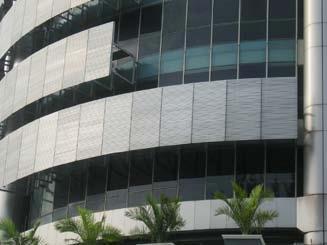pada bangunan Menara Mesiniaga, Kuala Lumpur yang digunakan untuk kantor pusat warabala IBM. Menara yang dirancang oleh T.R. Hamzah & Yeang, Sdn.Bhd. dan terdiri 15 lantai, luas 12.
