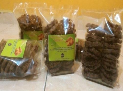 Kembang goyang yang diproduksi dan dipasarkan oleh mitra di Desa Karangbangun berbahan dasar ubi ungu, memberikan pilihan makanan ringan yang lebih menarik bagi