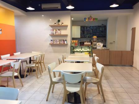 12 Cafe Kidspace Desain area ini menggunakan material lantaikeramik berwarna putih.
